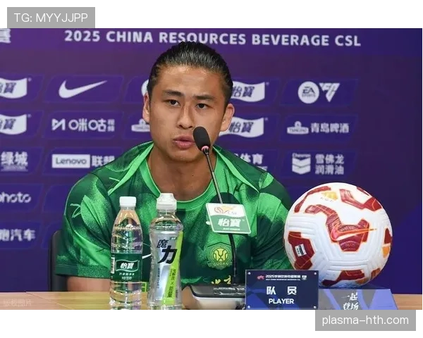 张玉宁穿着平价球鞋挤地铁,我只想知道他家鞋柜是不是开了个小型展览 张玉宁穿着平价球鞋挤地铁,我只想知道他家鞋柜是不是开了个小型展览
